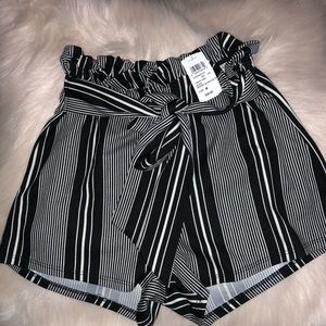 Hi-Rise B&W Paper bag waist shorts
